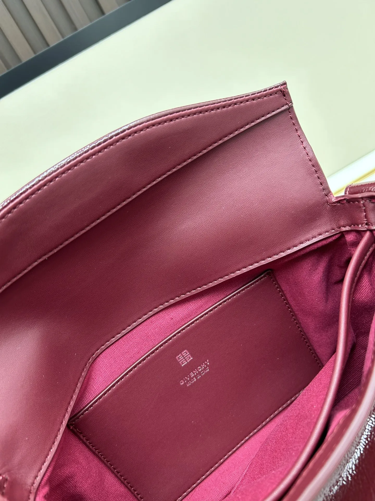 GIVENCHY ボルドーVoyou小号漆面肩背包 - 画像 (9)