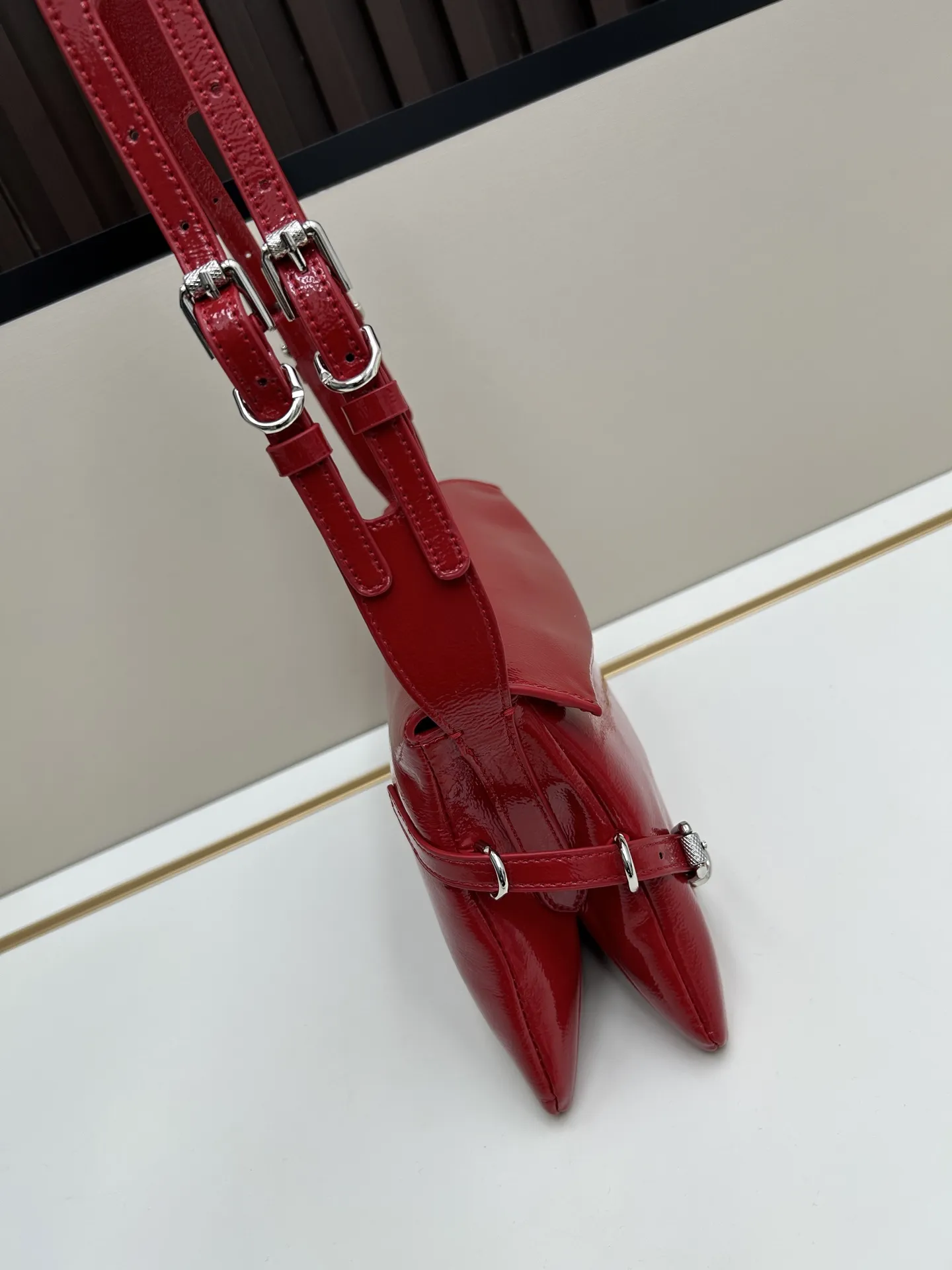 GIVENCHY レッドVoyou小号エナメルショルダーバッグ - 画像 (3)