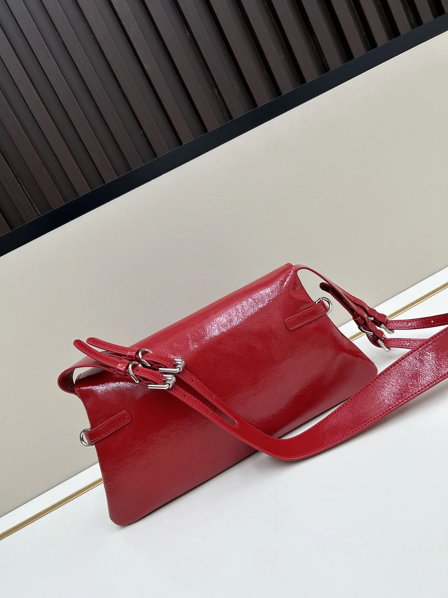 GIVENCHY レッドVoyou小号エナメルショルダーバッグ - 画像 (4)