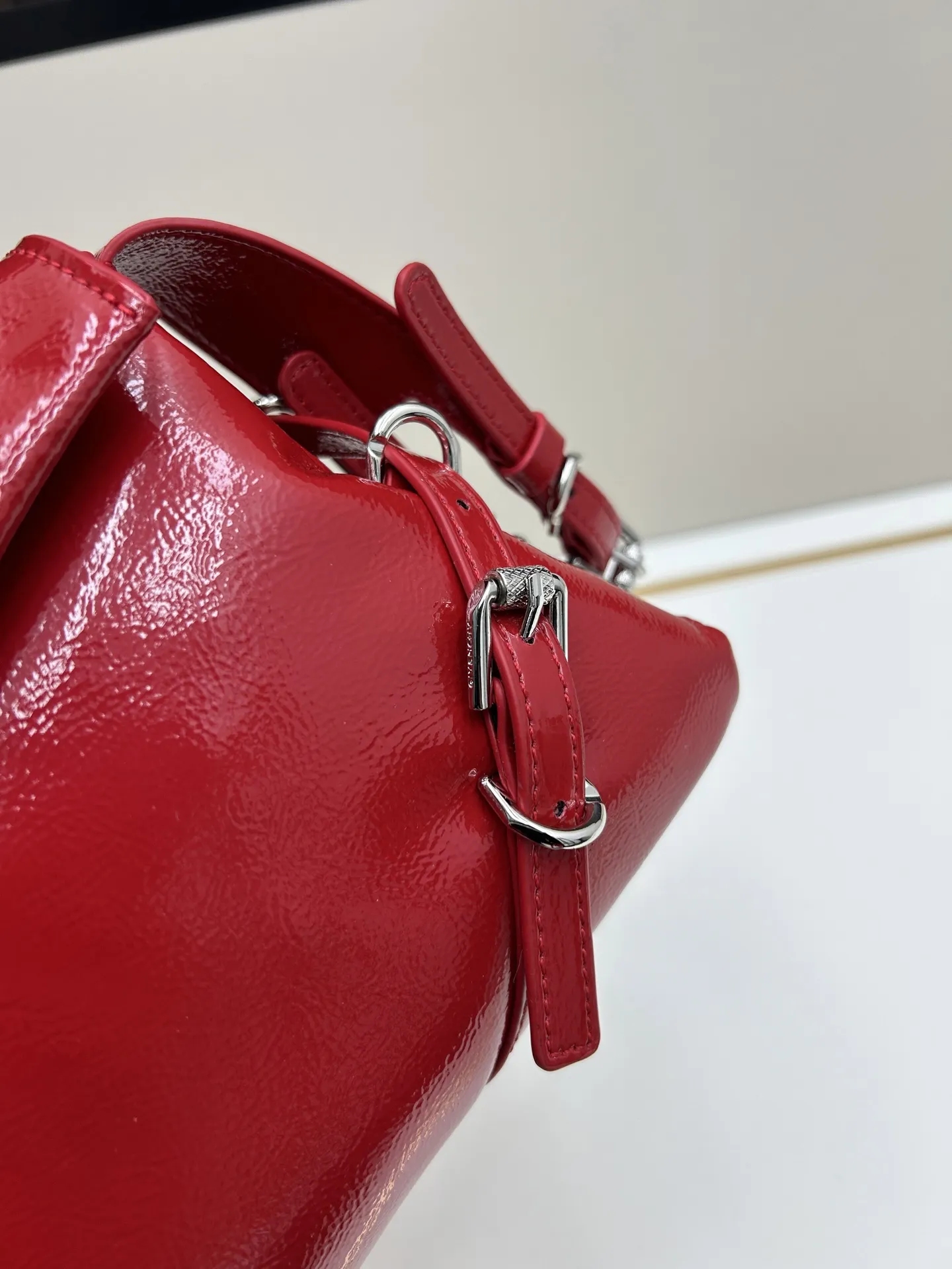 GIVENCHY レッドVoyou小号エナメルショルダーバッグ - 画像 (6)