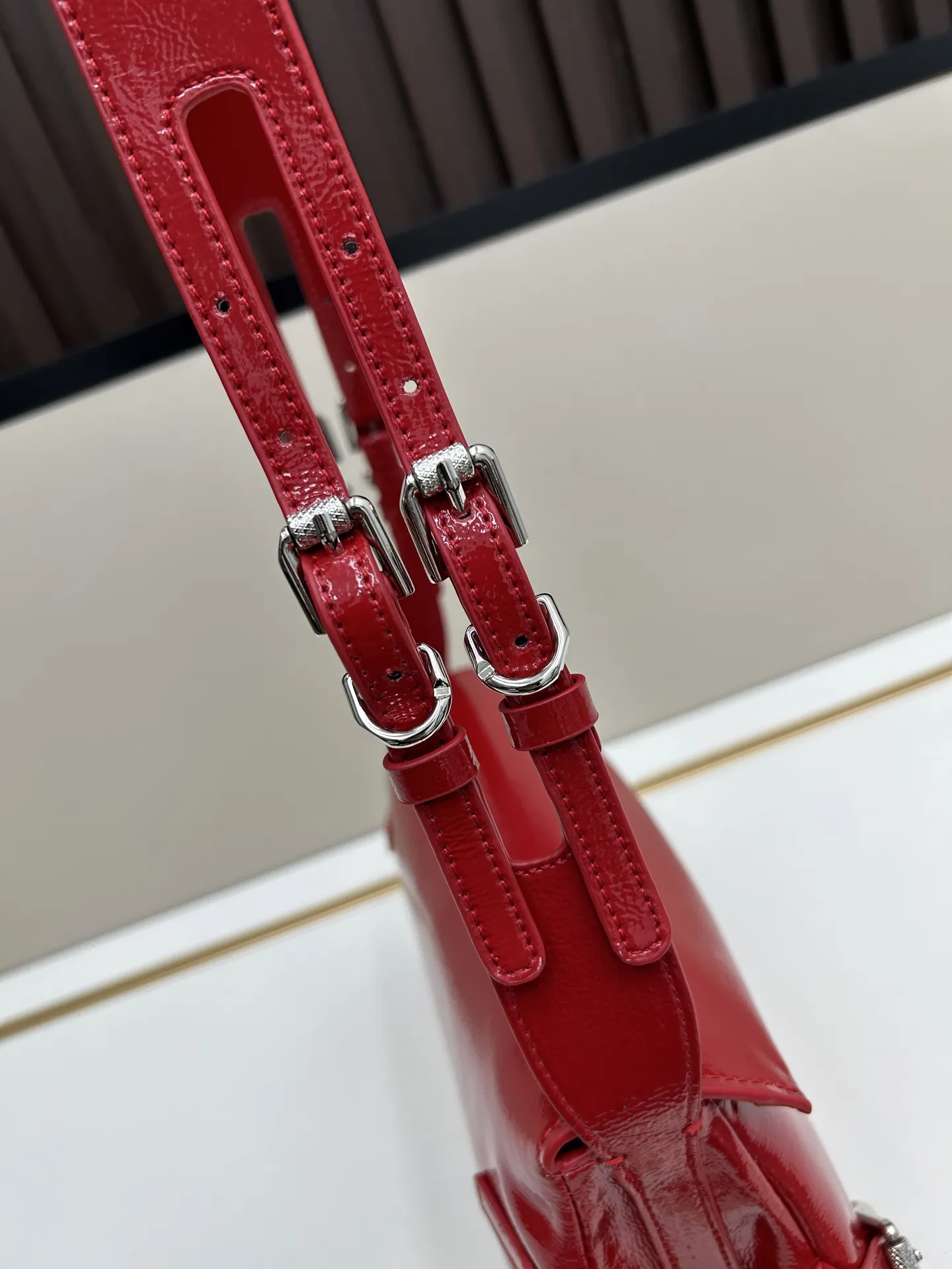 GIVENCHY レッドVoyou小号エナメルショルダーバッグ - 画像 (7)