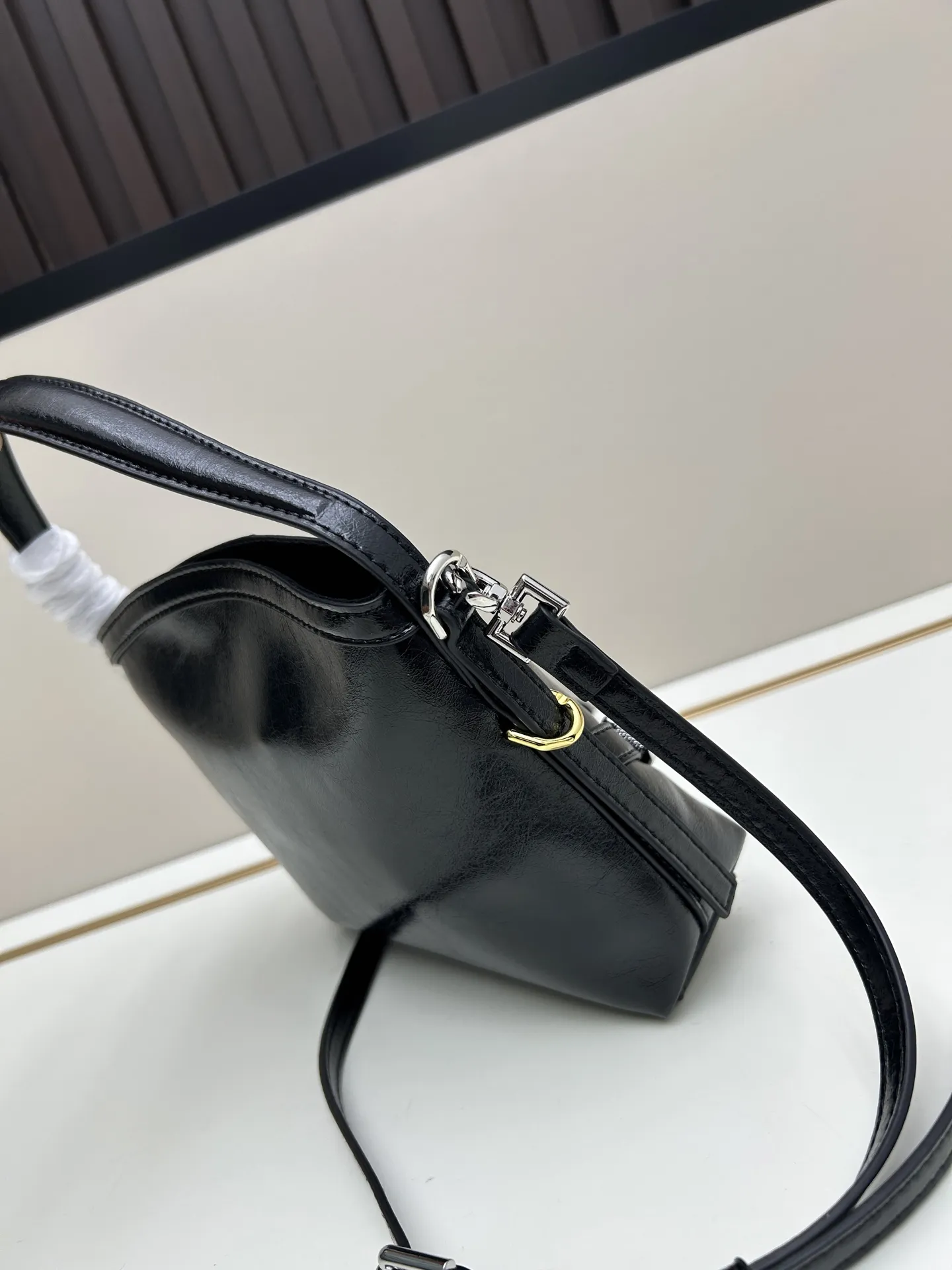 Givenchy Voyou nano ブラック ミニバッグ - 画像 (3)