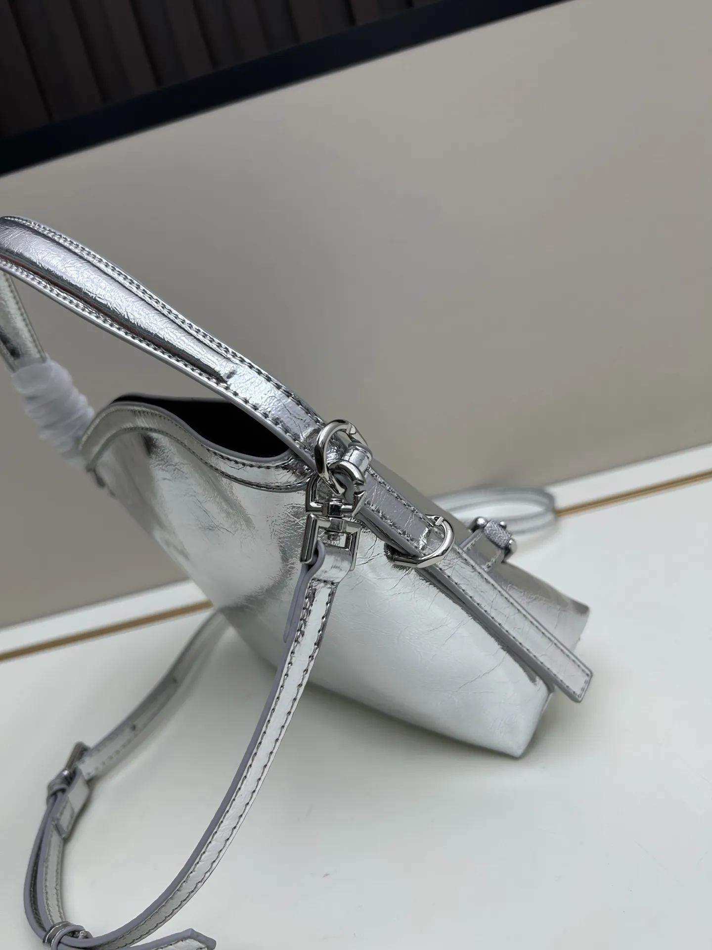 Givenchy Voyou nano シルバー ミニバッグ - 画像 (3)