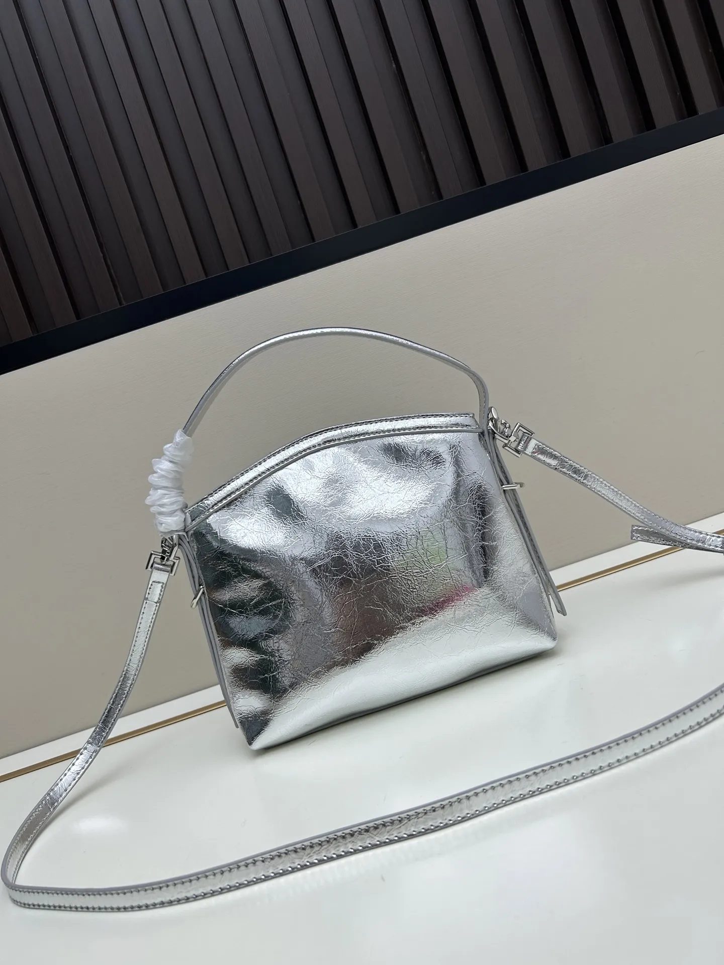 Givenchy Voyou nano シルバー ミニバッグ - 画像 (4)