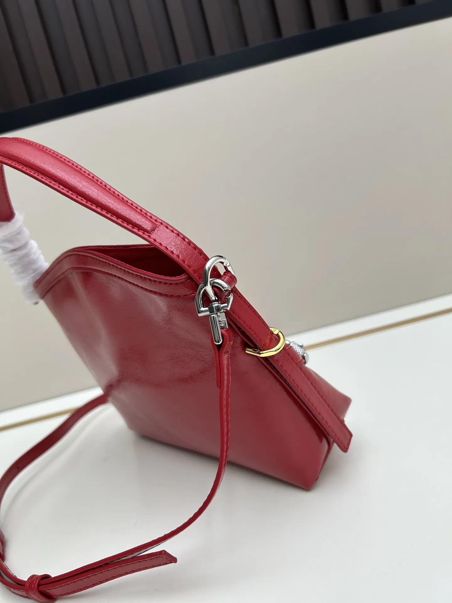 Givenchy Voyou nano レッド ミニバッグ - 画像 (3)