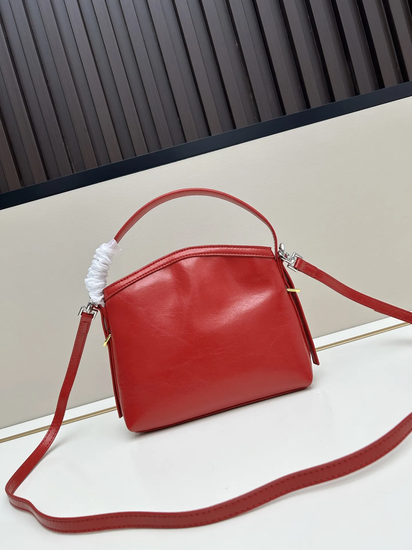 Givenchy Voyou nano レッド ミニバッグ - 画像 (4)