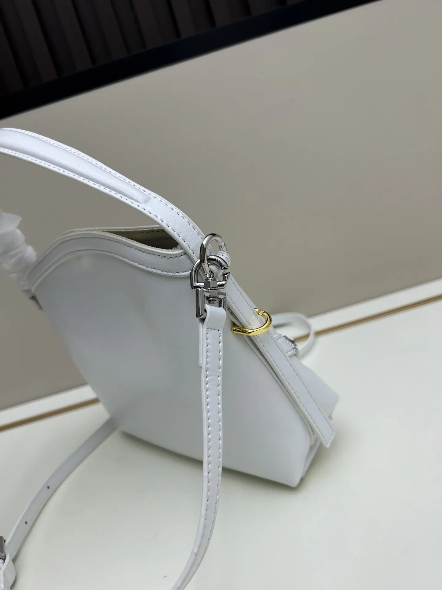 Givenchy ヴォユ ナノ ホワイト ミニバッグ - 画像 (3)
