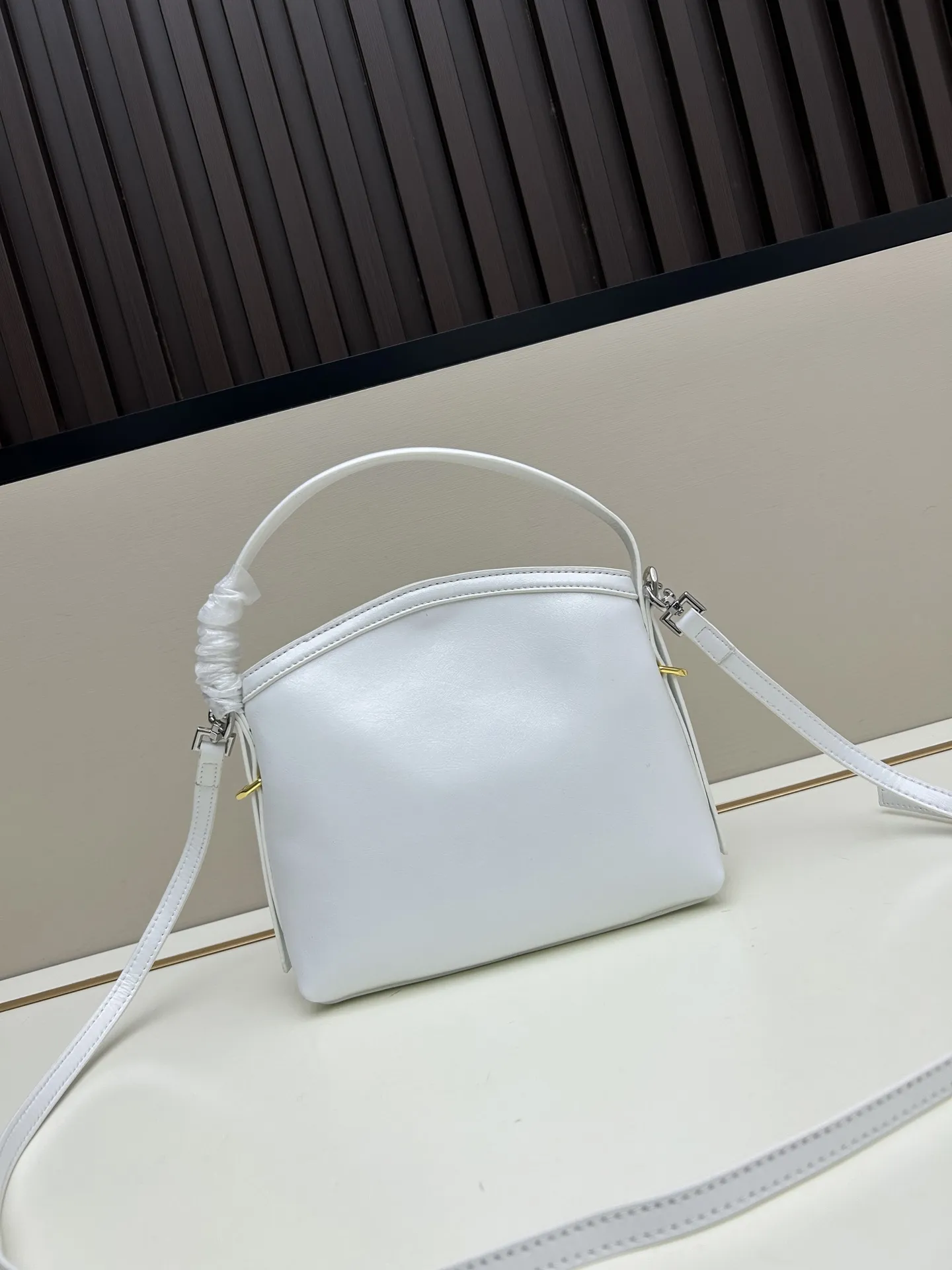 Givenchy ヴォユ ナノ ホワイト ミニバッグ - 画像 (4)