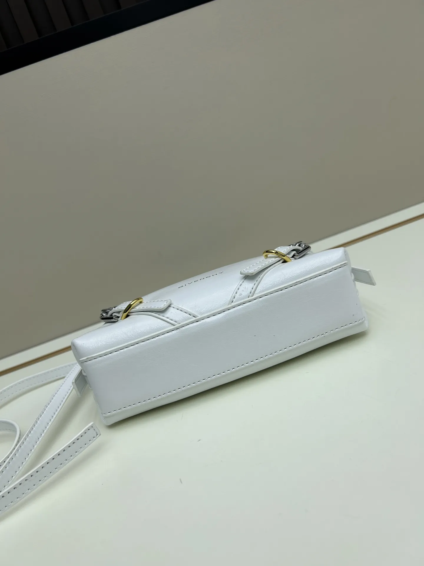 Givenchy ヴォユ ナノ ホワイト ミニバッグ - 画像 (6)