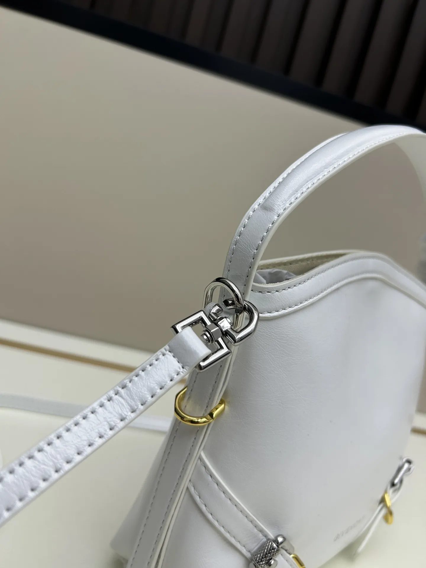 Givenchy ヴォユ ナノ ホワイト ミニバッグ - 画像 (7)