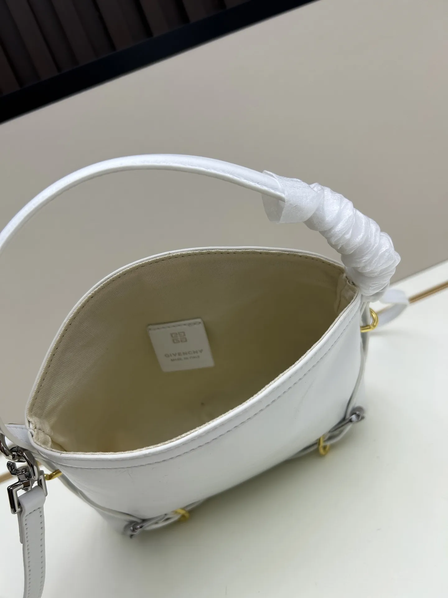Givenchy ヴォユ ナノ ホワイト ミニバッグ - 画像 (8)