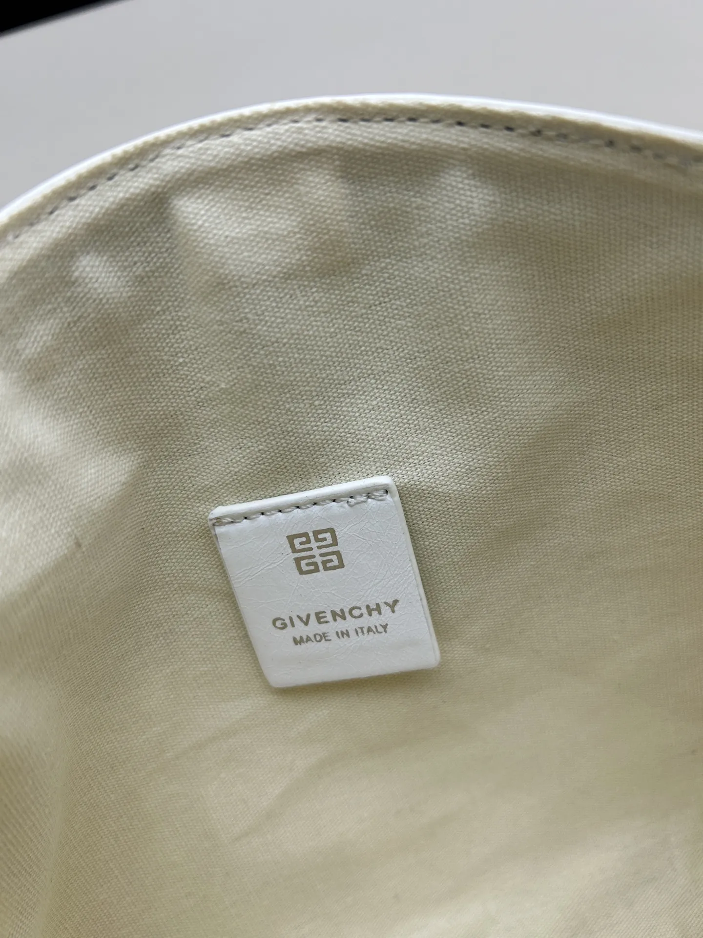 Givenchy ヴォユ ナノ ホワイト ミニバッグ - 画像 (9)