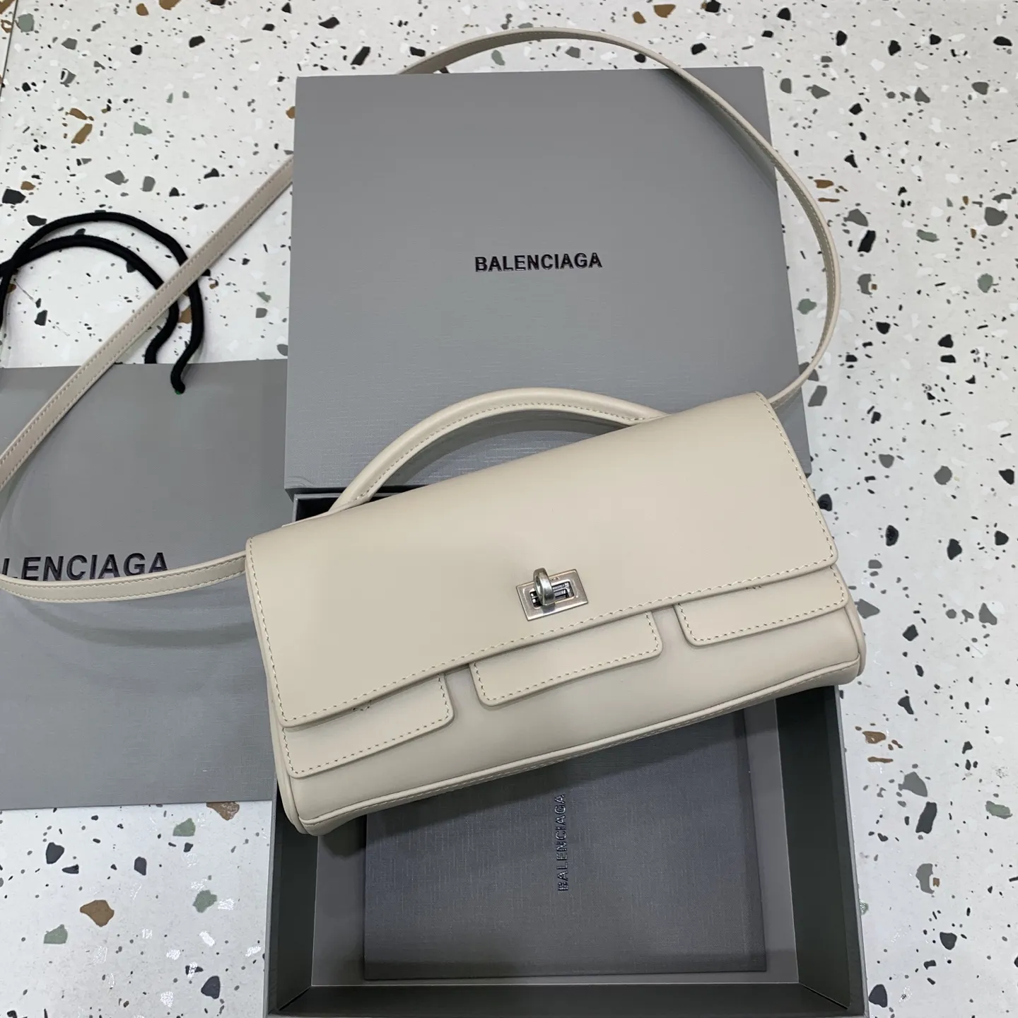 BALENCIAGA ベージュ Bel Air Clutch クラッチ