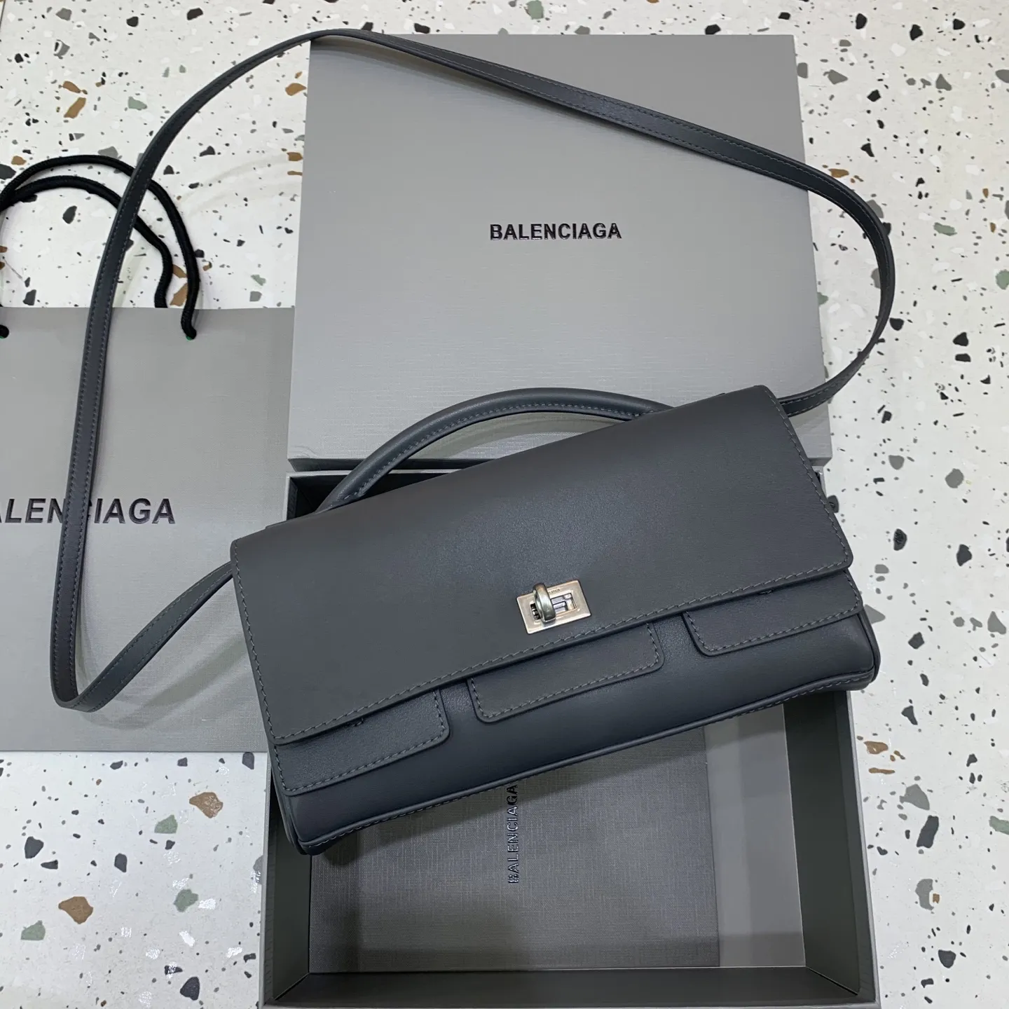 Balenciaga Bel Air Clutch ダークグレーのフラップクラッチ