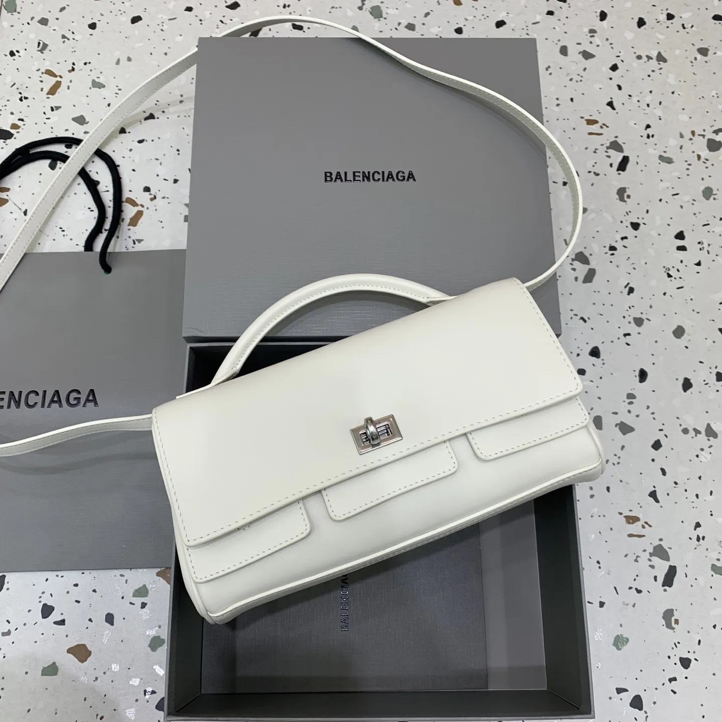 BALENCIAGA Bel Air Clutch ホワイトフラップクラッチ