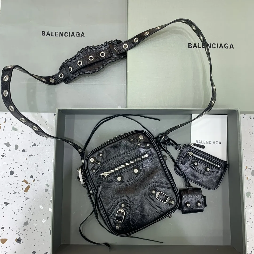 BALENCIAGA ワックスブラック縦型バイクバッグ