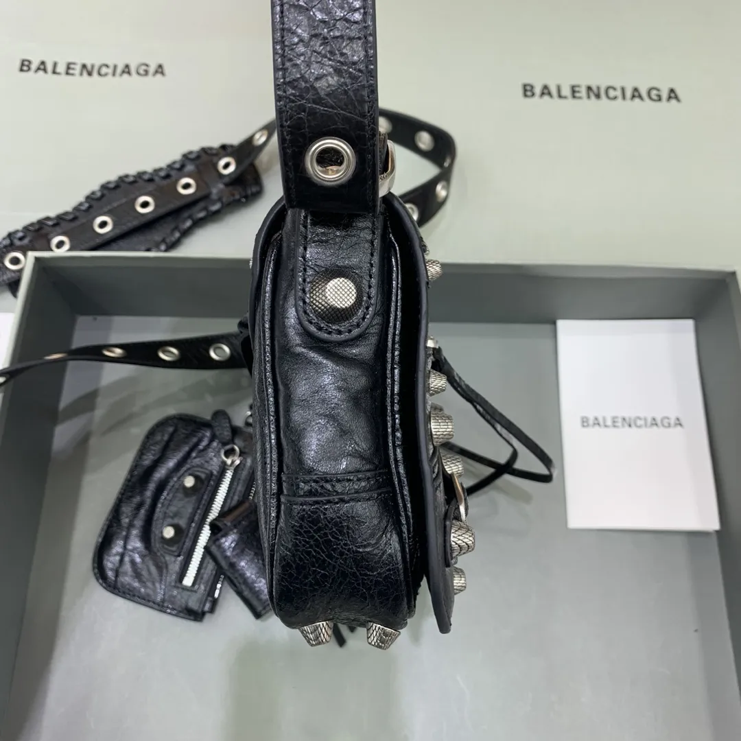 BALENCIAGA 黒 油wax 横型バイカー バッグ - 画像 (4)