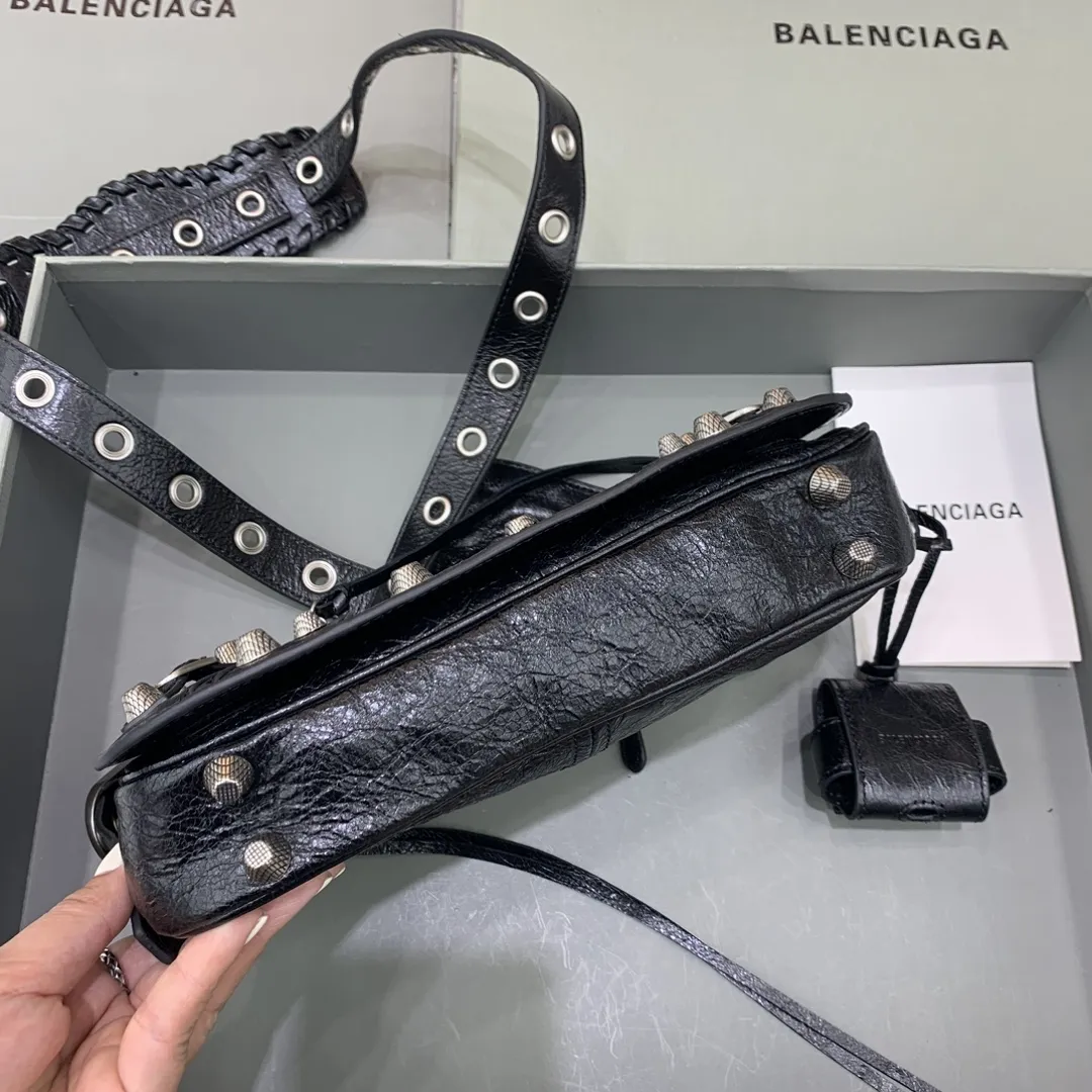 BALENCIAGA 黒 油wax 横型バイカー バッグ - 画像 (5)