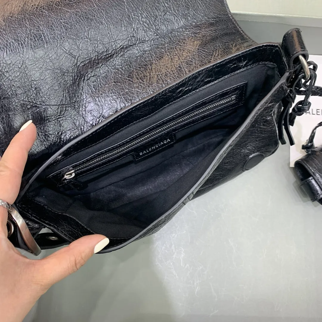BALENCIAGA 黒 油wax 横型バイカー バッグ - 画像 (7)