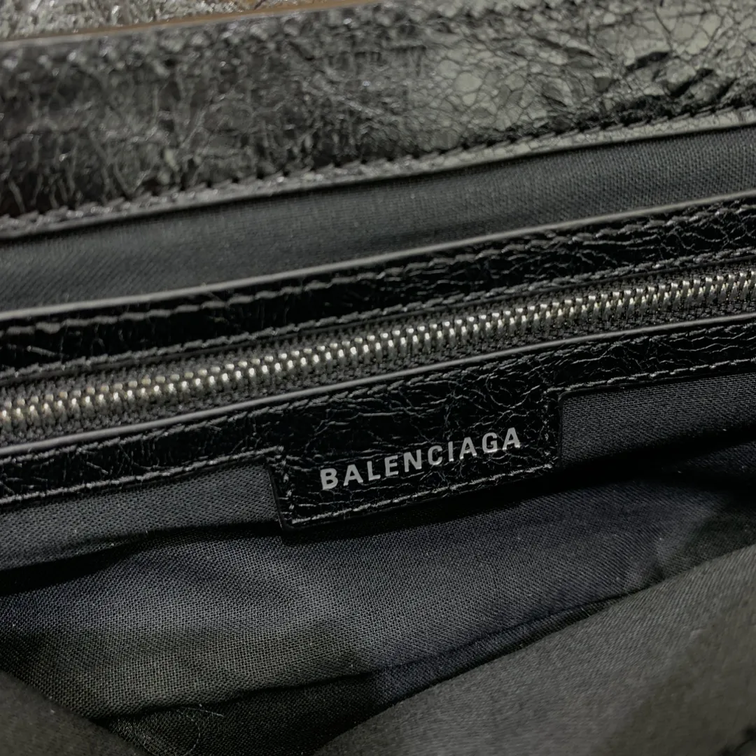 BALENCIAGA 黒 油wax 横型バイカー バッグ - 画像 (8)
