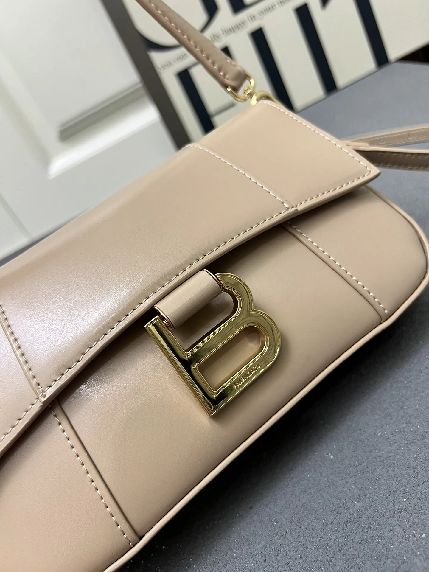 Balenciaga 2025新款ベージュ小袋H02606 - 画像 (5)