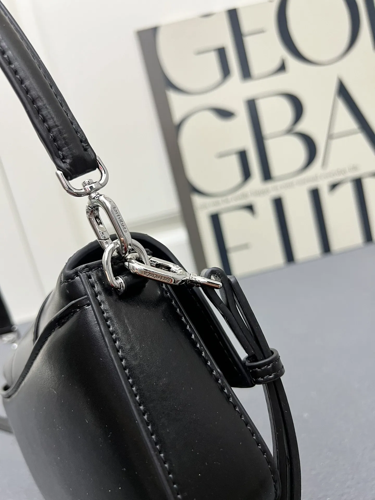 Balenciaga 黒レザーショルダーバッグ2025新作 - 画像 (6)