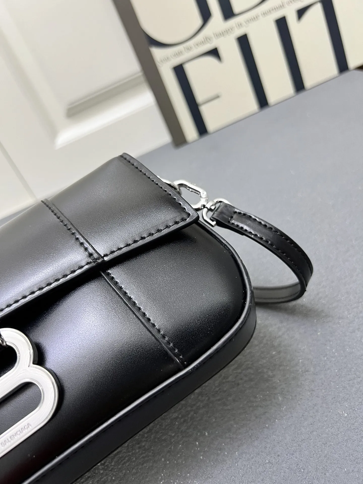 Balenciaga 黒レザーショルダーバッグ2025新作 - 画像 (7)