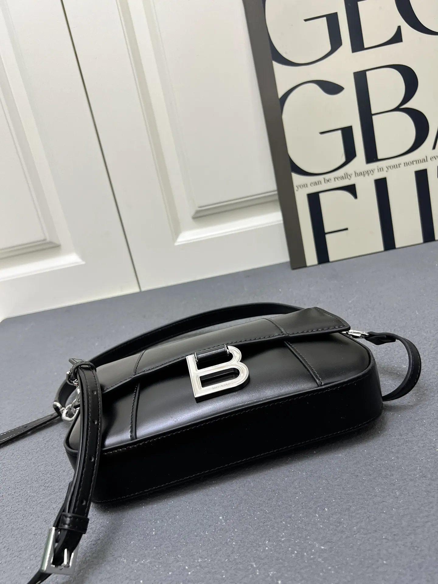 Balenciaga 黒レザーショルダーバッグ2025新作 - 画像 (8)