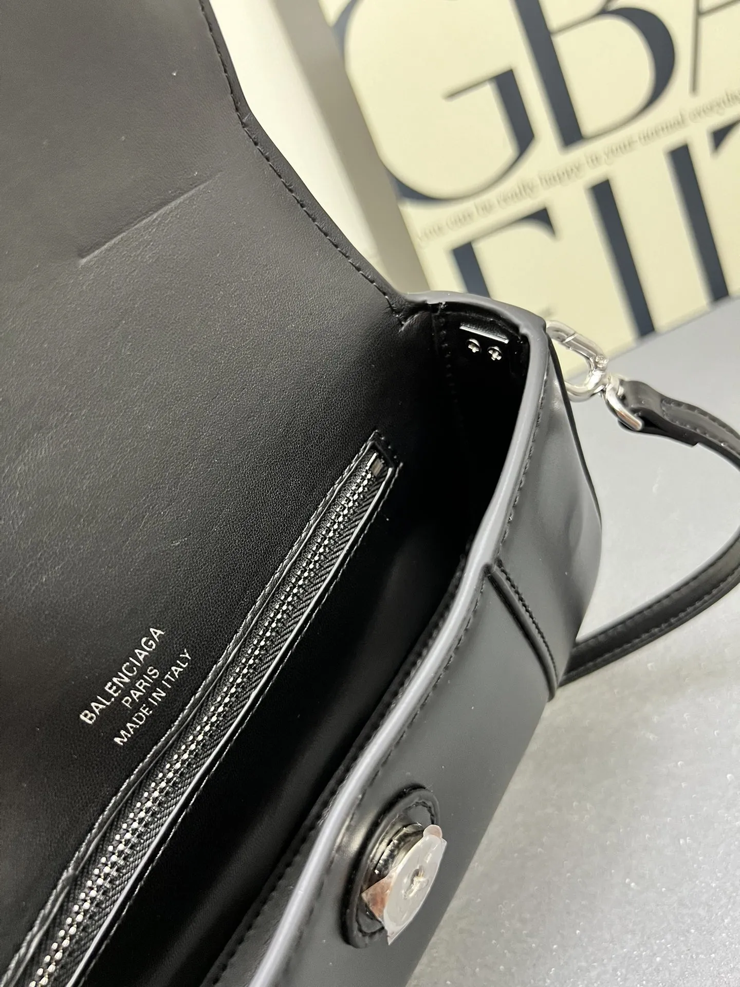 Balenciaga 黒レザーショルダーバッグ2025新作 - 画像 (10)