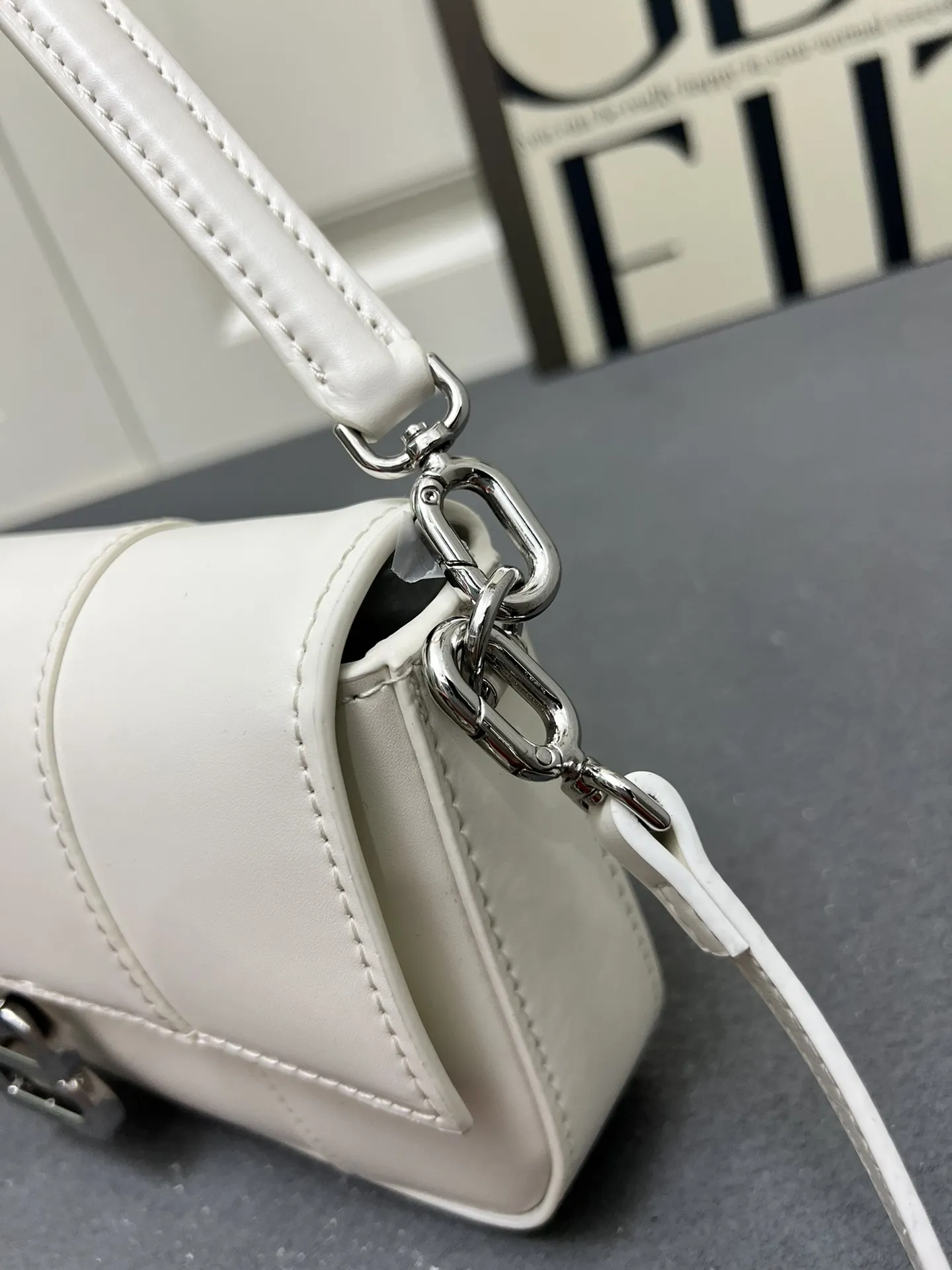 Balenciaga 白 新しいニッチバッグ H02606 - 画像 (7)