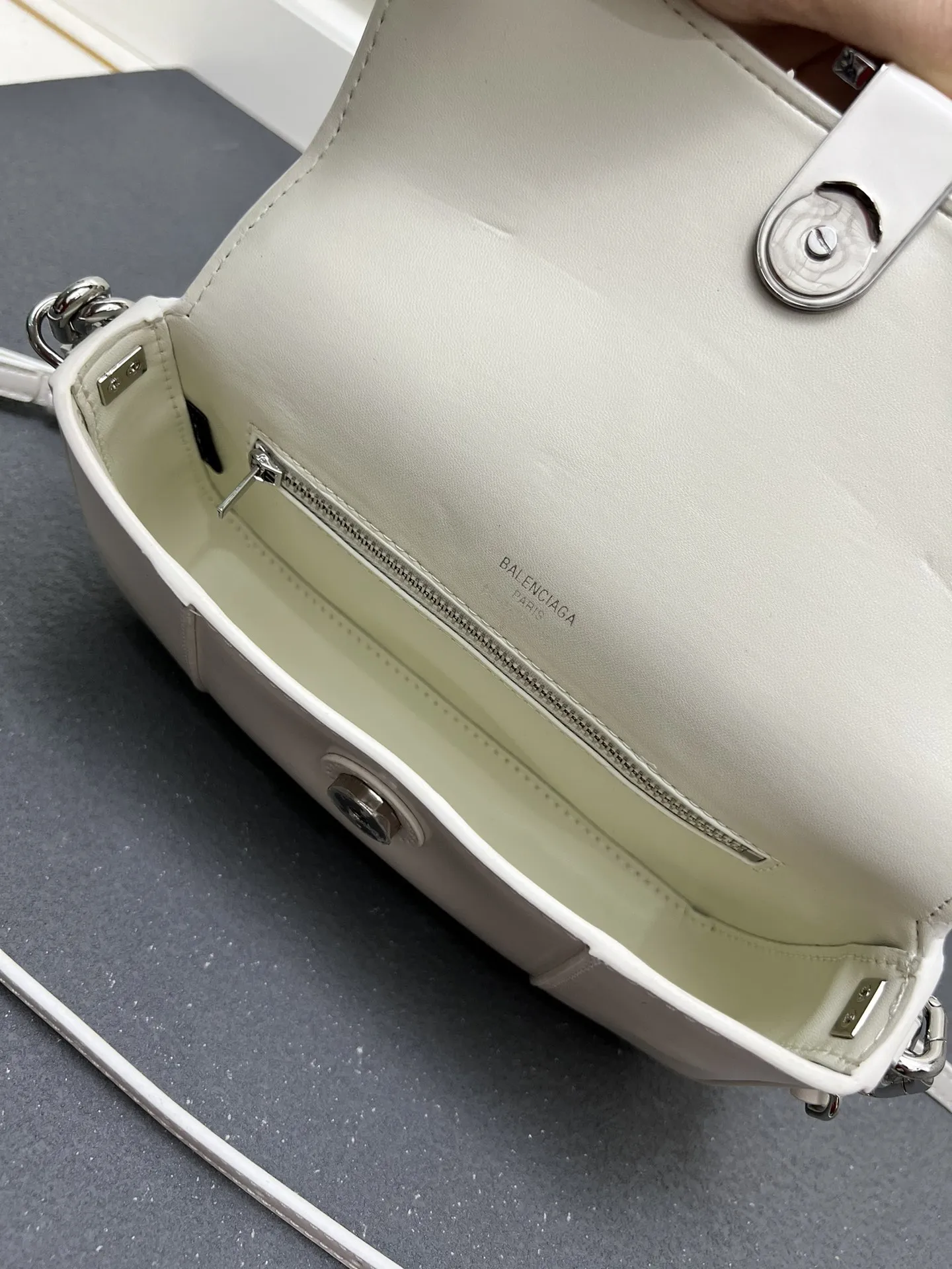Balenciaga 白 新しいニッチバッグ H02606 - 画像 (10)