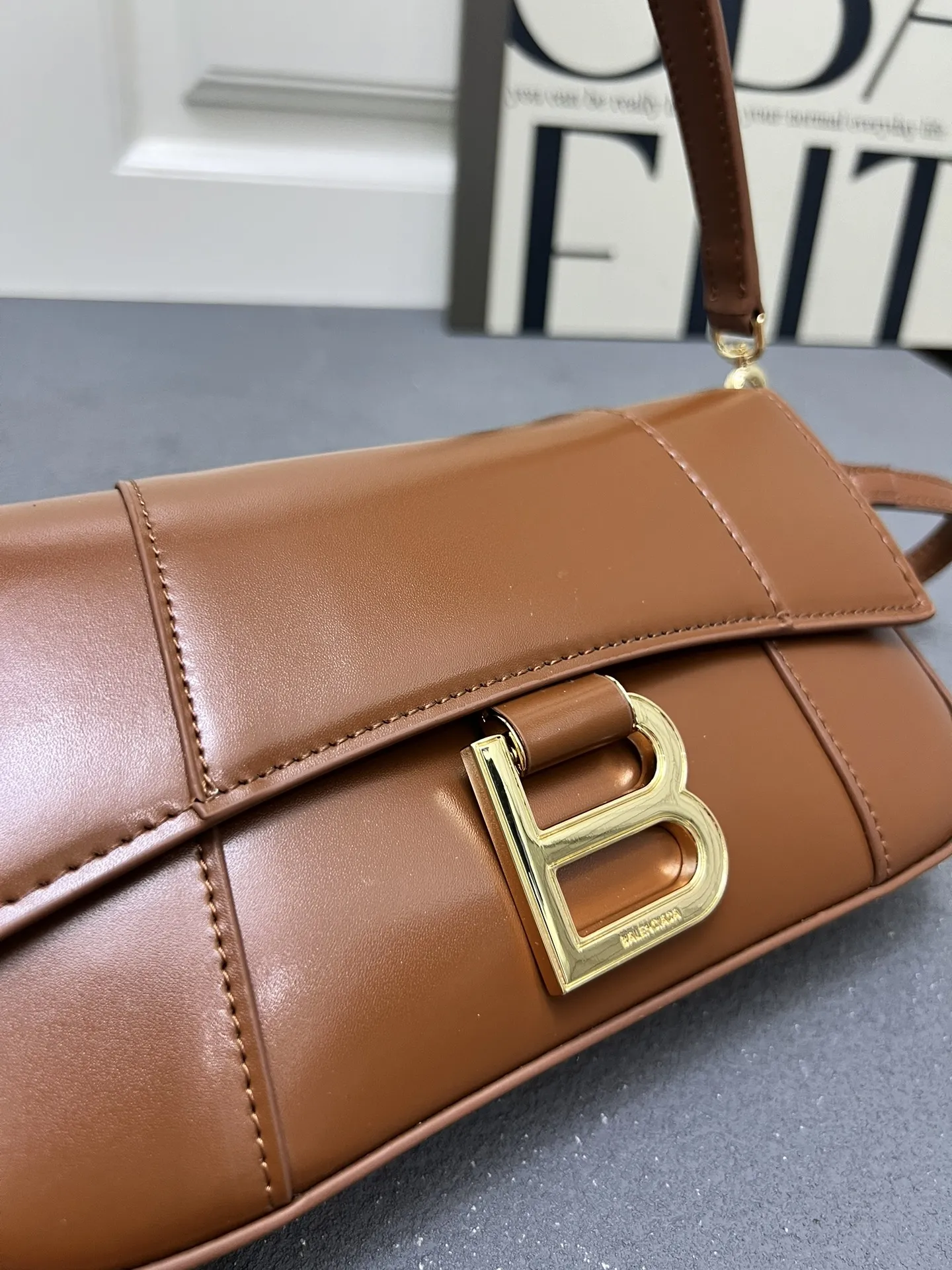 Balenciaga 2025新款小众包 ブラウン ショルダー - 画像 (5)