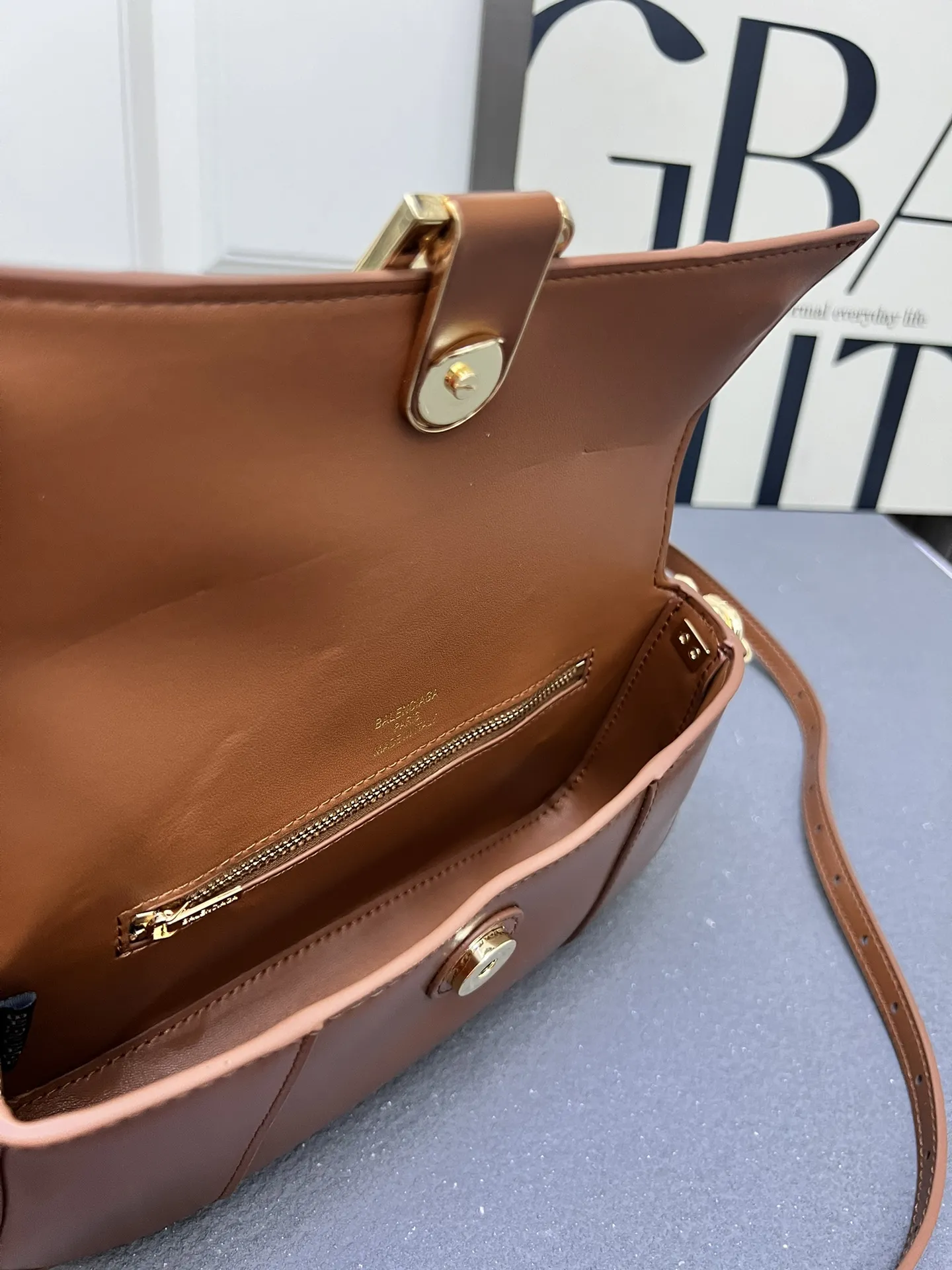 Balenciaga 2025新款小众包 ブラウン ショルダー - 画像 (10)