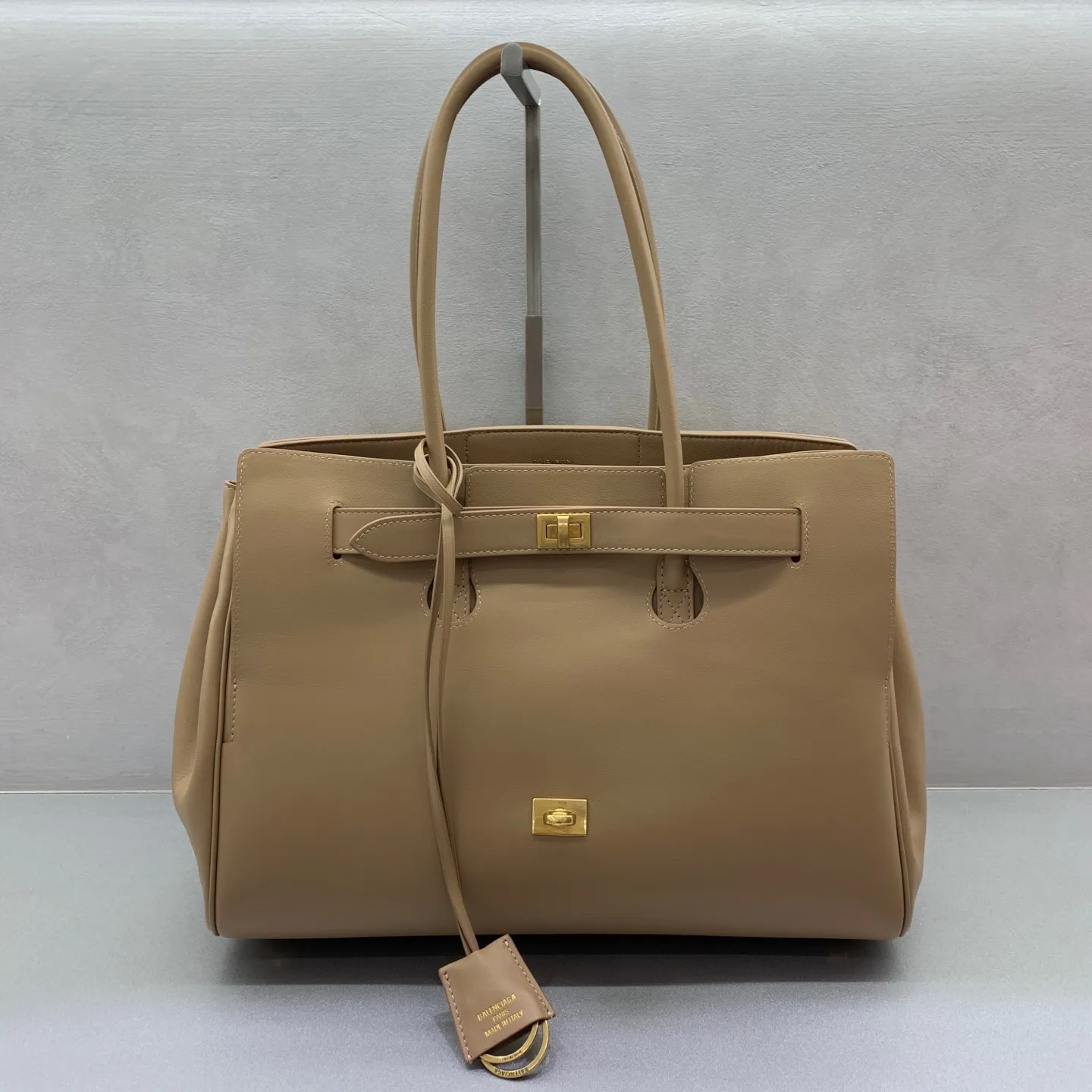 Balenciaga Air 中号杏色金扣手袋