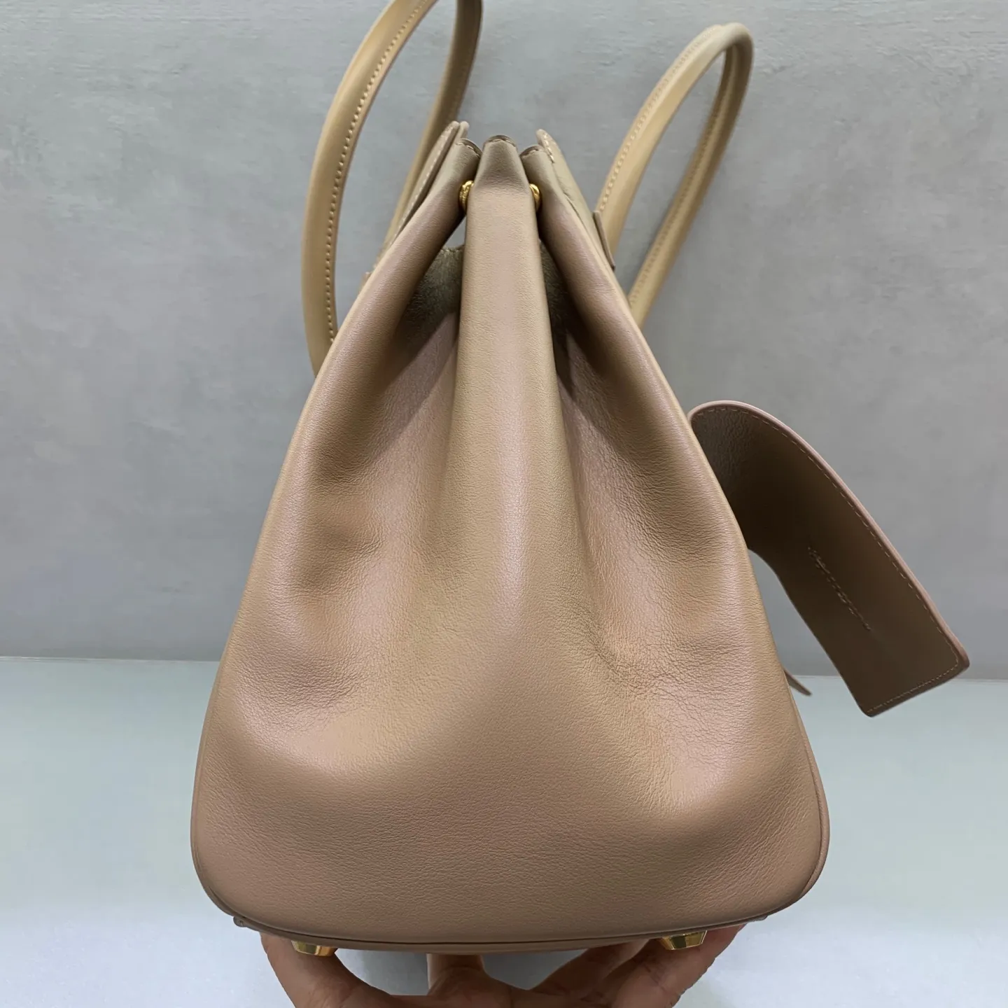 Balenciaga Air 中号杏色金扣手袋 - 画像 (6)