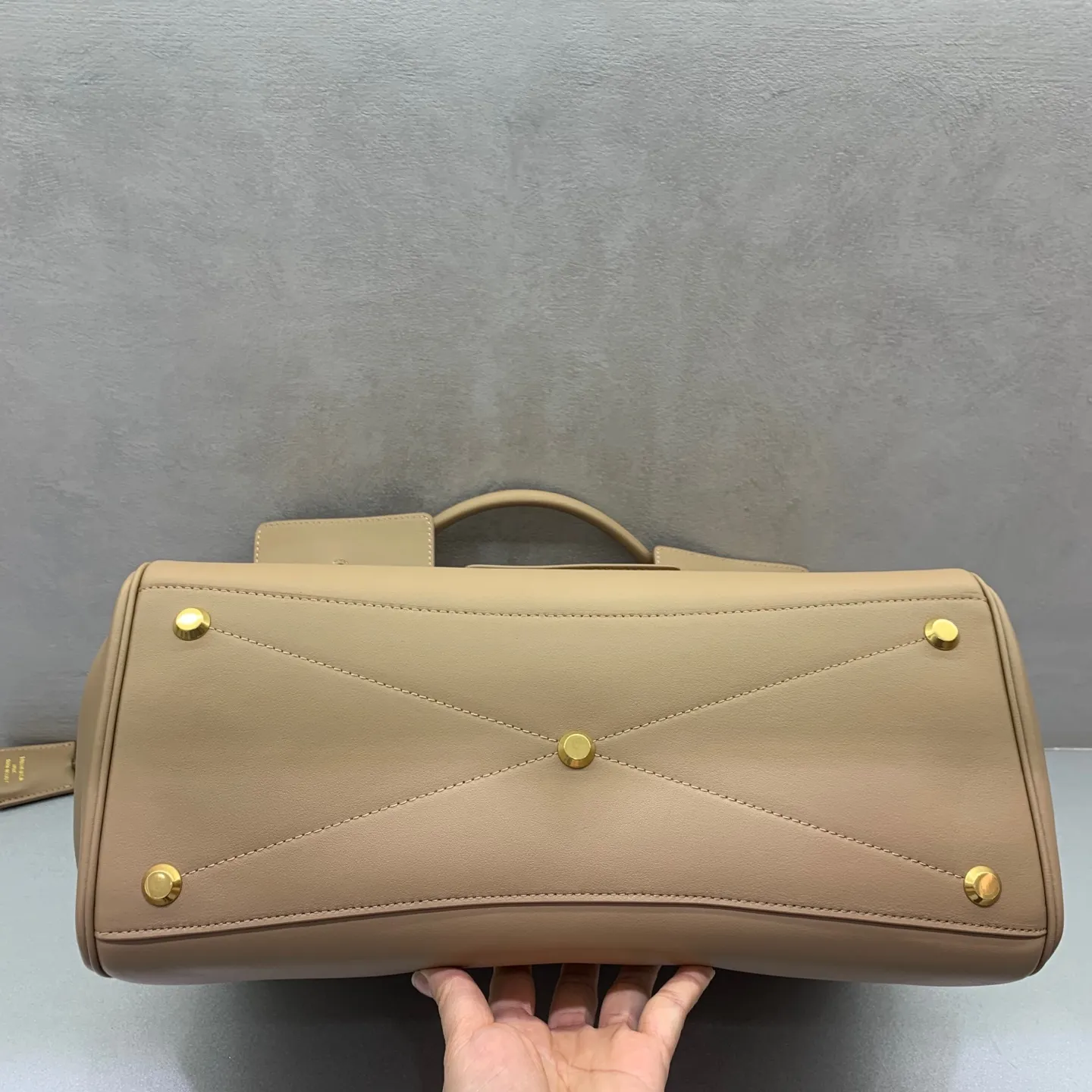 Balenciaga Air 中号杏色金扣手袋 - 画像 (7)