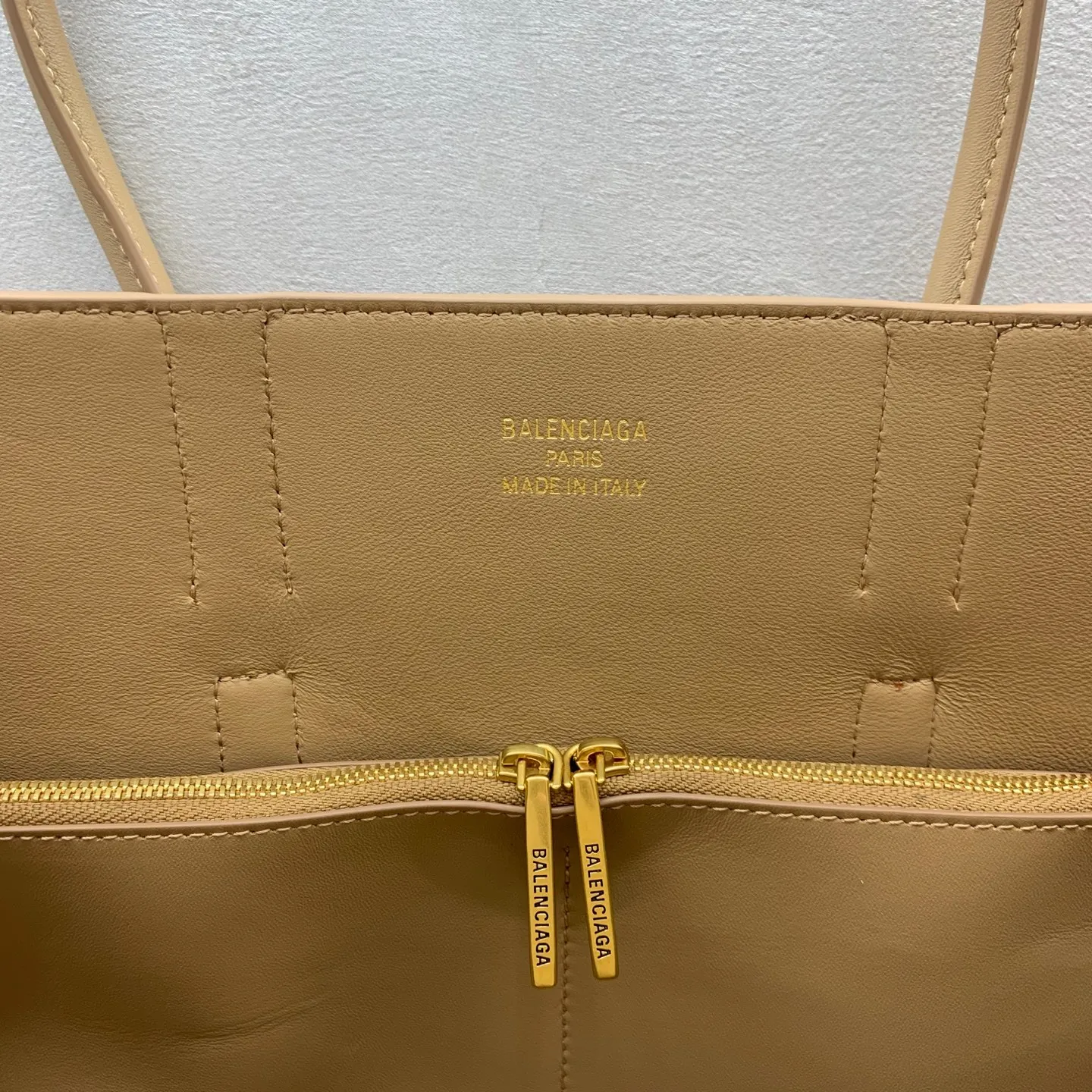 Balenciaga Air 中号杏色金扣手袋 - 画像 (9)