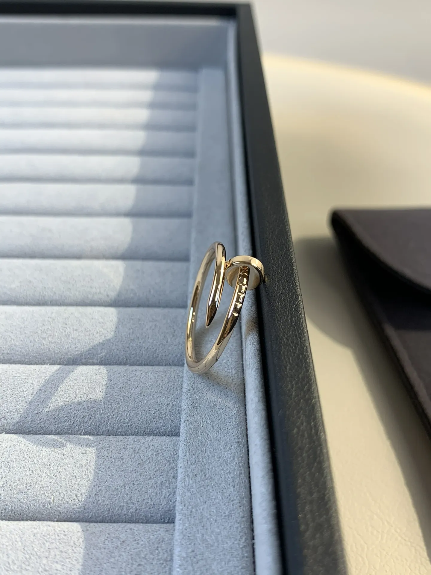 カルティエ v金100 ゴールド 細版ネイルリング - 画像 (3)