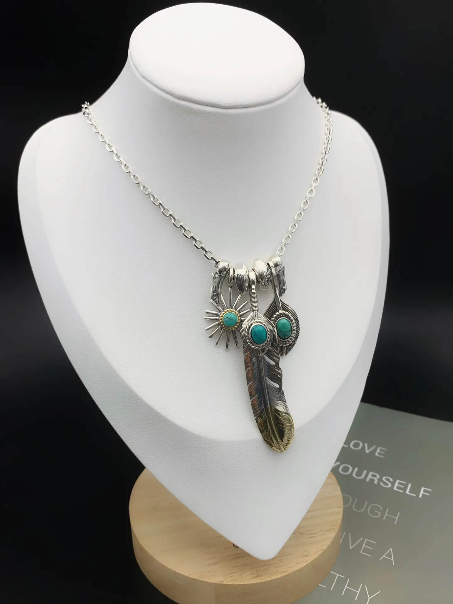 Goro's 高橋吾郎 羽毛ネックレス シルバー スタイル - 画像 (4)