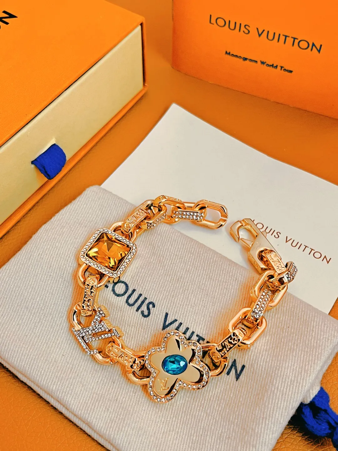 LOUIS VUITTON ゴールドカラーフラワーブレスレット - 画像 (3)