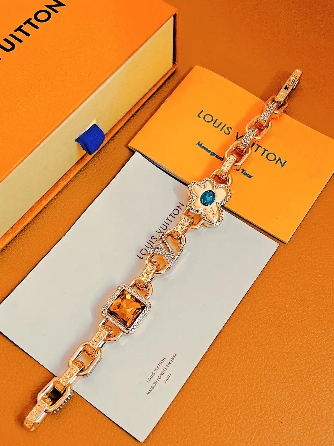 LOUIS VUITTON ゴールドカラーフラワーブレスレット - 画像 (4)