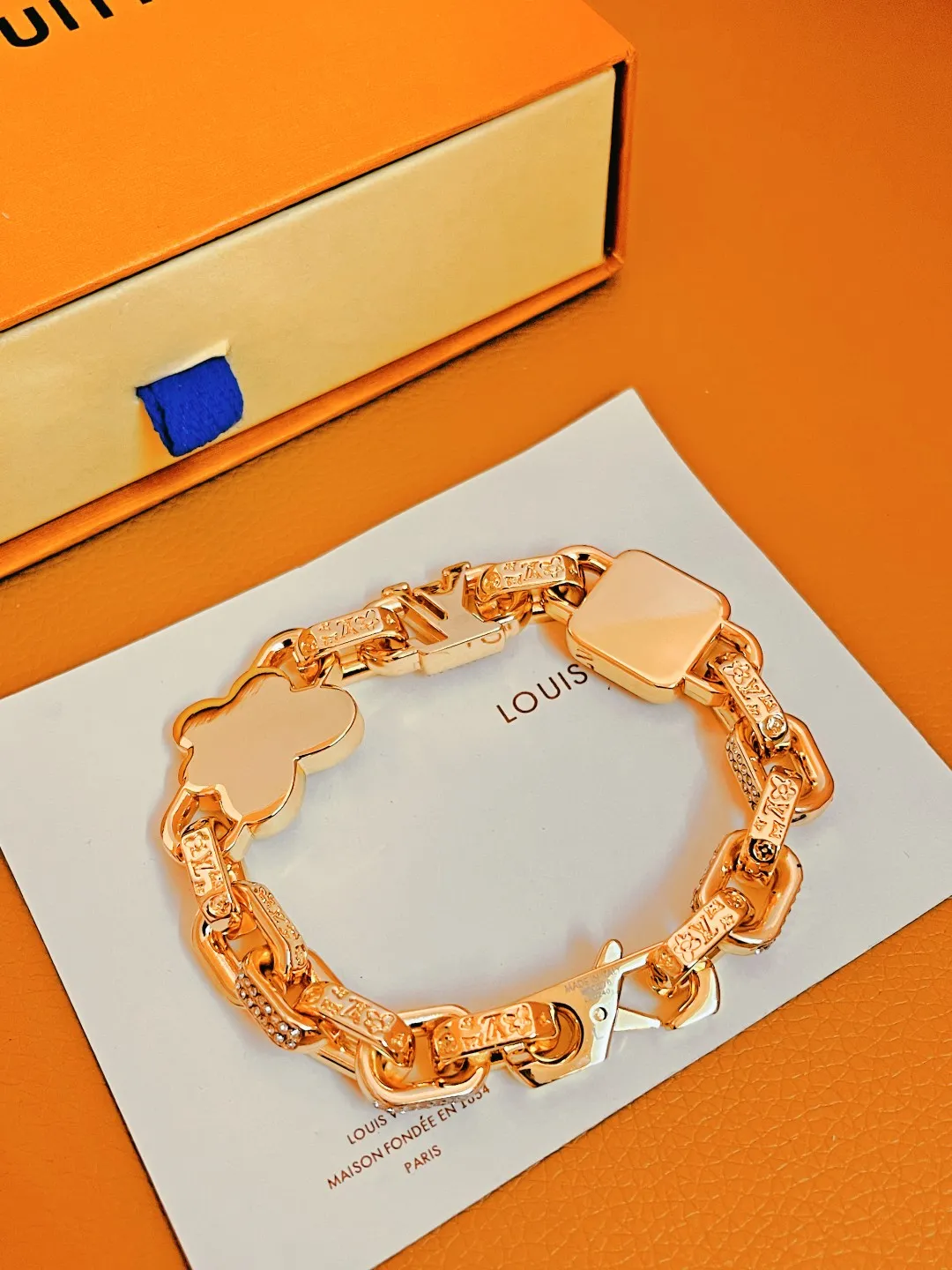 LOUIS VUITTON ゴールドカラーフラワーブレスレット - 画像 (5)