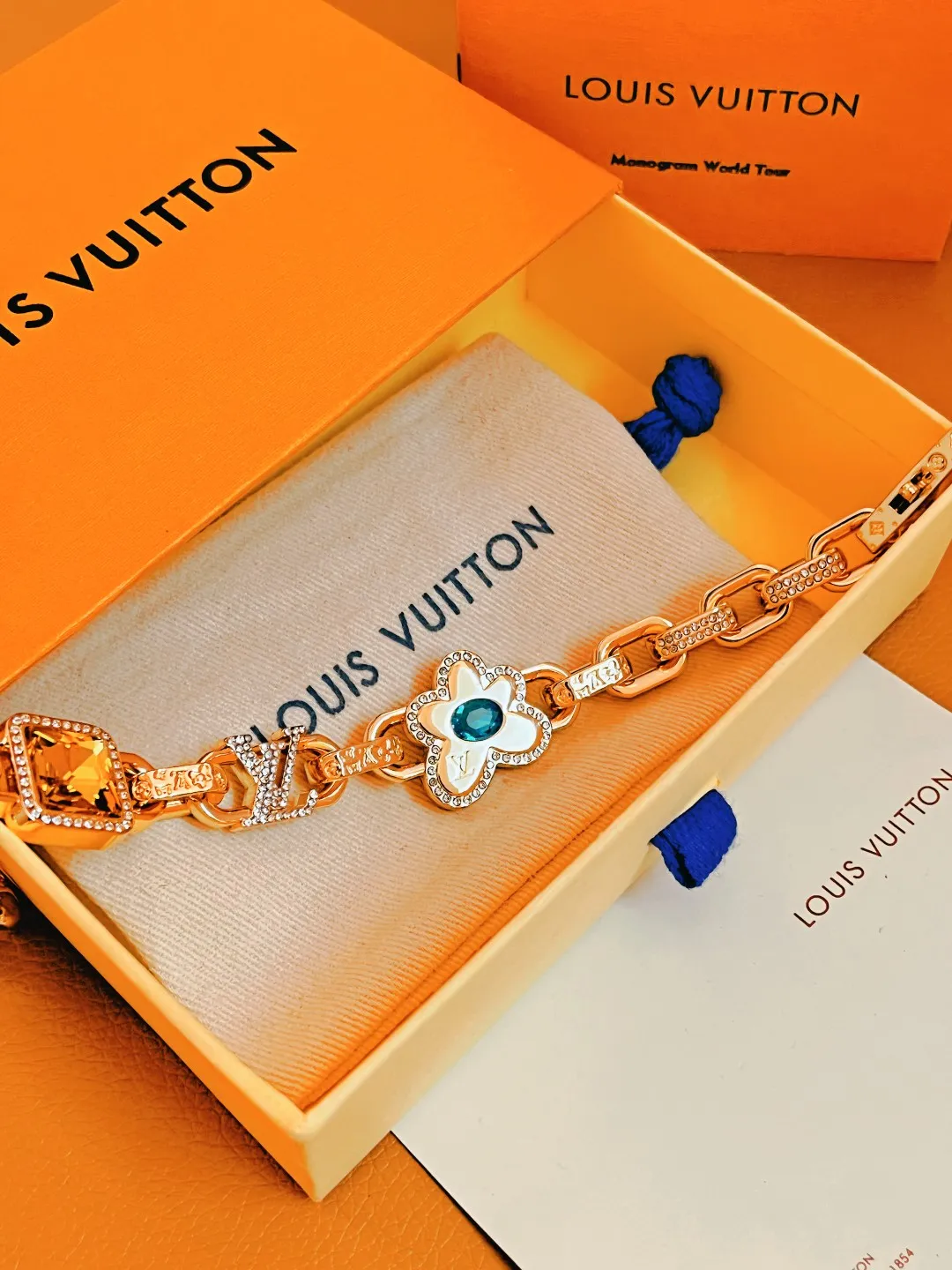 LOUIS VUITTON ゴールドカラーフラワーブレスレット - 画像 (7)