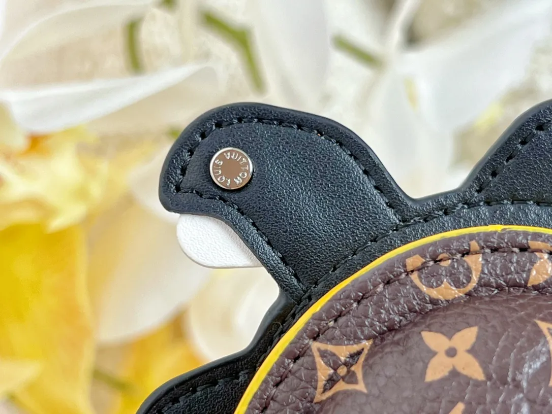 Louis Vuitton 茶色タートルポーチキーホルダー - 画像 (9)