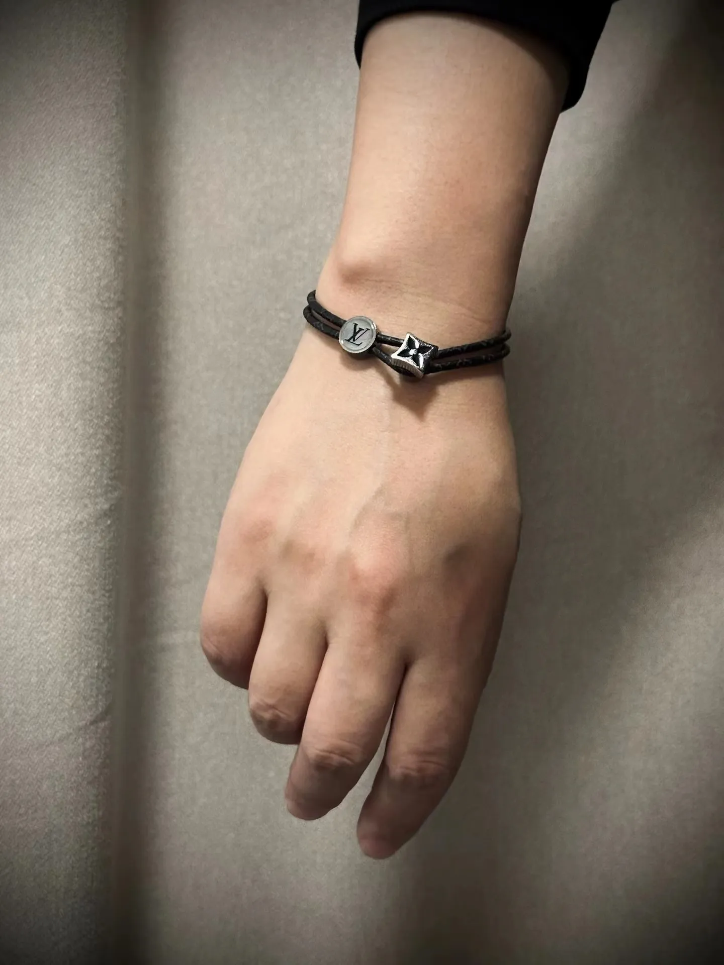 Louis Vuitton ブラックレザーブレスレット古典柄スタイル - 画像 (3)