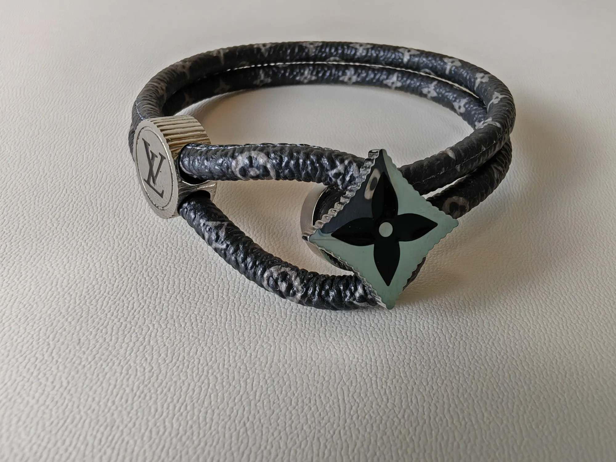 Louis Vuitton ブラックレザーブレスレット古典柄スタイル - 画像 (6)