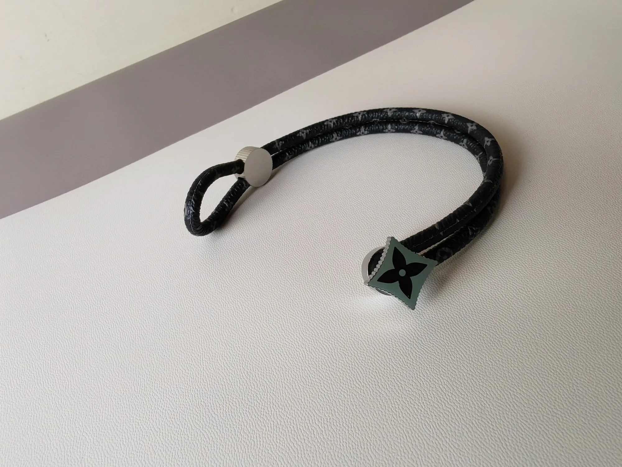 Louis Vuitton ブラックレザーブレスレット古典柄スタイル - 画像 (8)