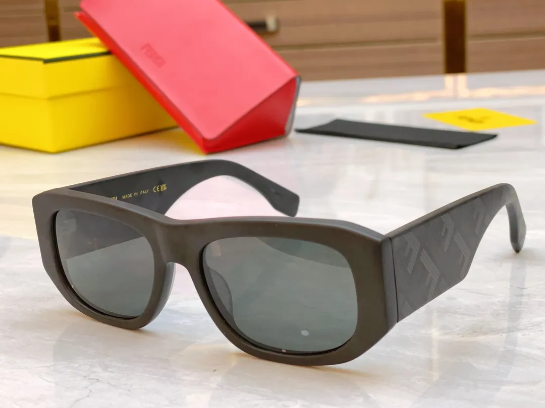 FENDI 黒 新款サングラス FE40106