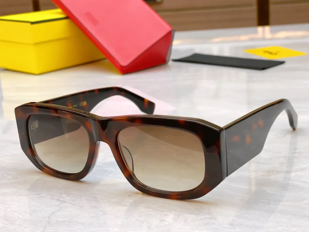 FENDI 黒 新款サングラス FE40106 - 画像 (3)