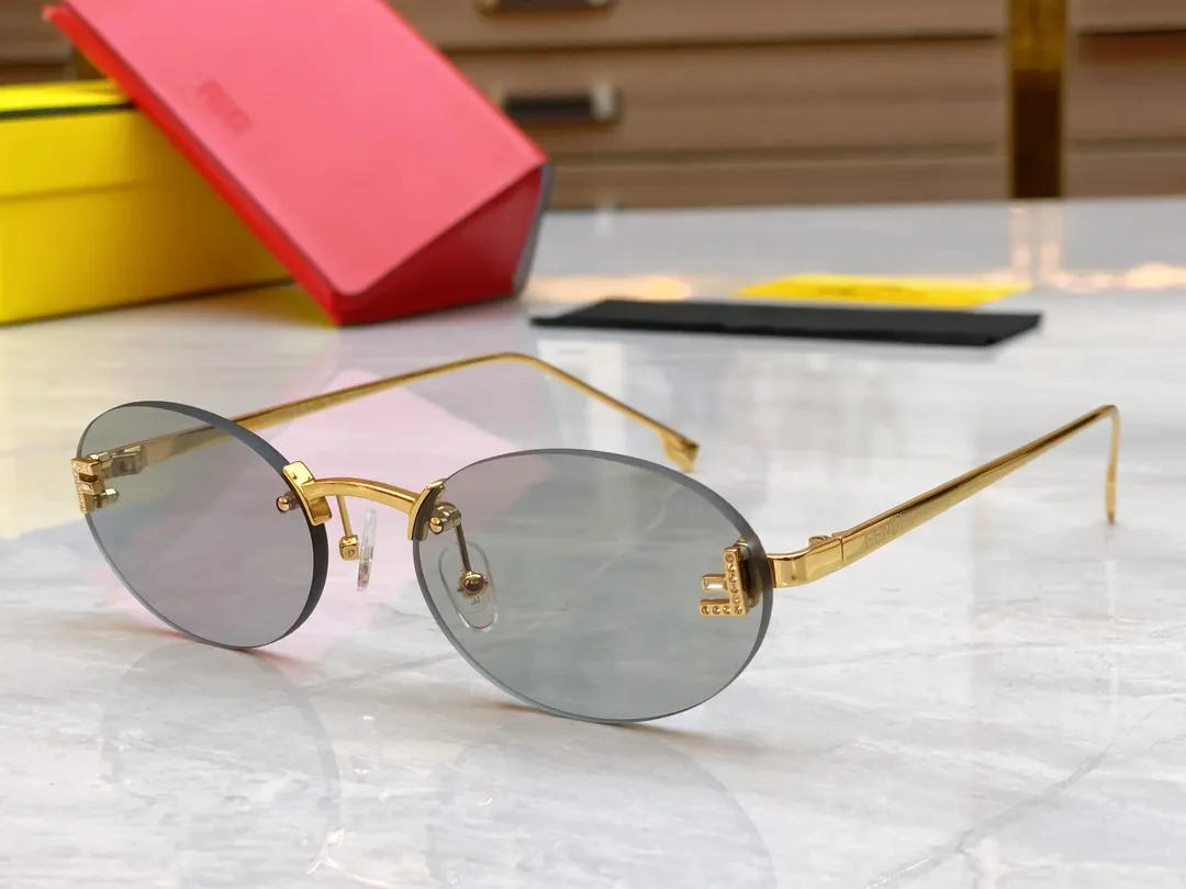 FENDI ゴールドリムグレーサングラスFE4075US